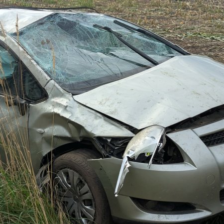 Dachowanie pod Ostrołęką. Toyota wypadła z drogi [ZDJĘCIA]