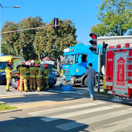 Wypadek na Kołobrzeskiej. Jedna osoba poszkodowana [WIDEO, ZDJĘCIA]
