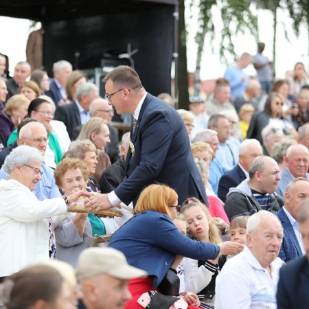 Dożynkowy korowód, tradycyjne obrzędy i występy artystyczne. Trwają dożynki w gminie Baranowo [WIDEO, ZDJĘCIA]