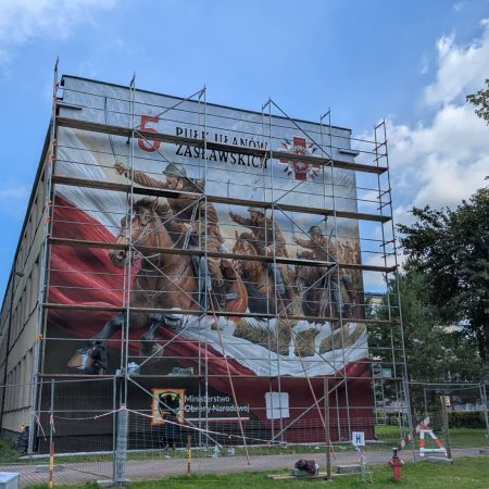 Historia ułanów na wielkiej ścianie. Wyjątkowy mural powstaje w Ostrołęce [WIDEO, ZDJĘCIA]