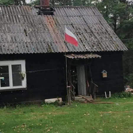 Ogień na poddaszu drewnianego domu. Cztery zastępy walczyły z pożarem [WIDEO, FOTO]