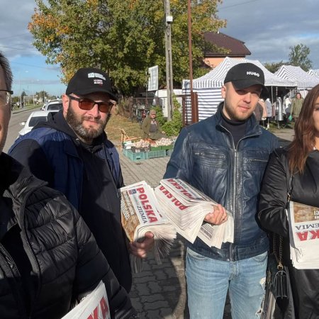 Poseł Marcin Grabowski na targowiskach. Rozdał 1300 gazet [ZDJĘCIA]