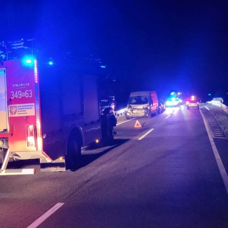 System eCall podniósł alarm. Na miejscu zastano rozbite auto, ofiara wypadku leżała 50 metrów dalej [FOTO]