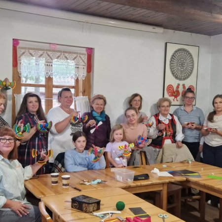 Sztuka tworzenia tradycyjnych ozdób na Kurpiach. Wyjątkowe warsztaty w Kadzidle [ZDJĘCIA]