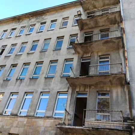 Młodzież opanowała stary szpital w Ostrołęce? Radny alarmuje i chce patroli. "Odgłosy strzelania" [ZDJĘCIA]