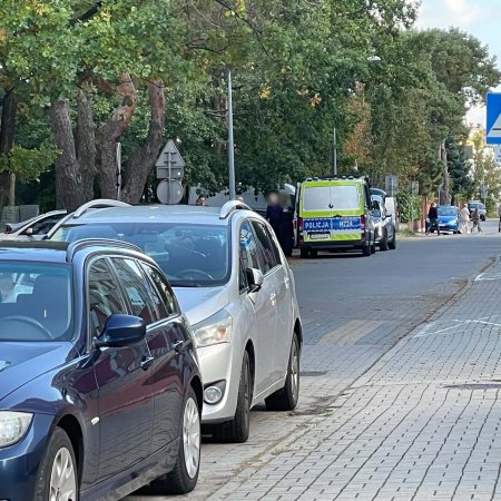 Złodziej dobrał się do Mercedesa. Zabrał elektronikę i gotówkę