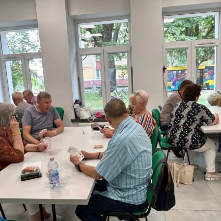 Seniorzy w Bibliotece Wojtki podsumowali cykl gier i spotkań. Wtorki z brydżem, szachami i remikiem! [ZDJĘCIA]