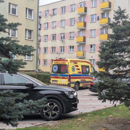 Światło się paliło, ale nikt nie otwierał. Tragiczne odkrycie w Ostrołęce [ZDJĘCIA]
