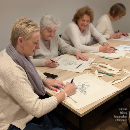 Seniorzy w Muzeum Kultury Kurpiowskiej. Twórcze spotkanie z ostrołęcką architekturą [ZDJĘCIA]