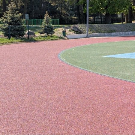 Ostatnie szlify na boisku SP 10. Zobacz, jak zmienił się szkolny kompleks sportowy [ZDJĘCIA]