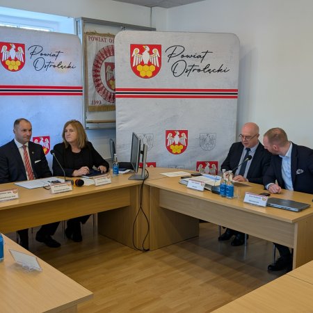 Trwa XXVI sesja Rady Powiatu w Ostrołęce. Śledź obrady na żywo w internecie [ZDJĘCIA]