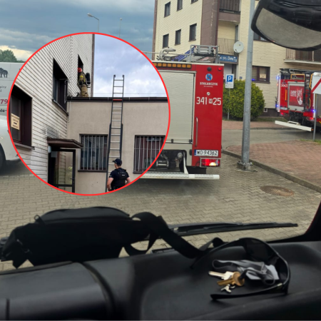 Alarm na Starym Mieście. Strażacy weszli przez okno do mieszkania przy Placu Bema [ZDJĘCIA]