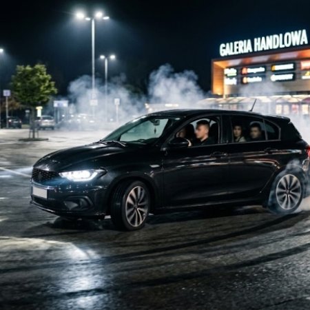Brawura pod galerią handlową. 20-latek driftował na parkingu i stracił prawo jazdy