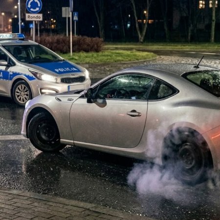Kolejny „amator” driftu w Ostrołęce. 18-latek z Toyoty stracił prawo jazdy