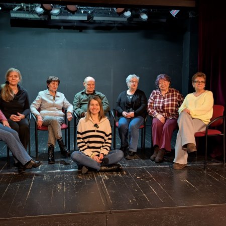 „Wiek to tylko liczba, a my wciąż czujemy się młodzi!”. Wyjątkowy wywiad z aktorami UTW w Ostrołęce [WIDEO]