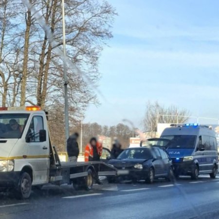 Kolizja na ul. Mostowej. Wysoki mandat za najechanie na tył [ZDJĘCIA]