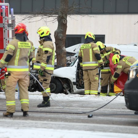 Trzy osoby ranne w wypadku pod Ostrołęką. Służby w akcji [WIDEO, ZDJĘCIA]