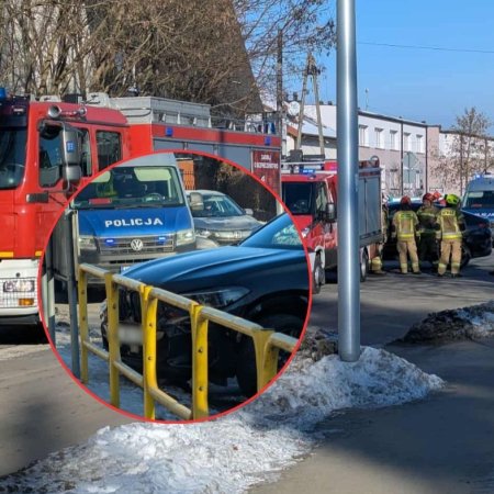 Tajemnicze auto na środku skrzyżowania. BMW zablokowało ruch przy “starym szpitalu” [ZDJĘCIA]