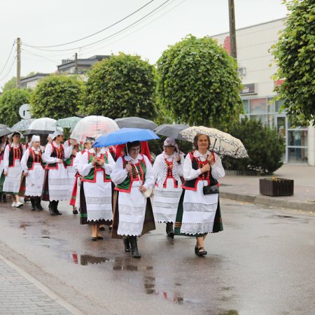 Boże Ciało w Kadzidle. Kurpiowskie stroje i tłumy wiernych [ZDJĘCIA]