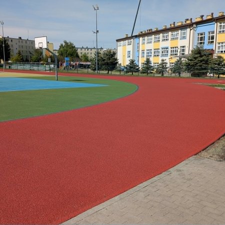 Nowe boisko i bieżnia przy SP 10 gotowe. Zobacz metamorfozę kompleksu