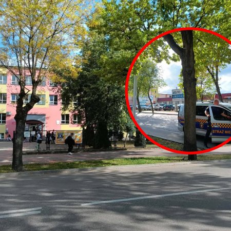 Niepokojąca sytuacja przy szkole. Przypadkowy świadek wezwał pomoc [ZDJĘCIA]