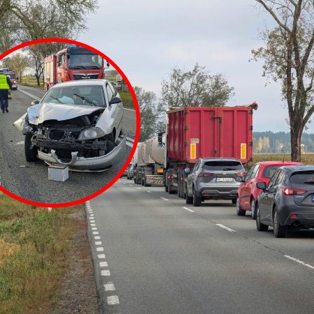 Wypadek w Dylewie! Zderzenie osobówki z busem i wielki korek na drodze krajowej [WIDEO, ZDJĘCIA]