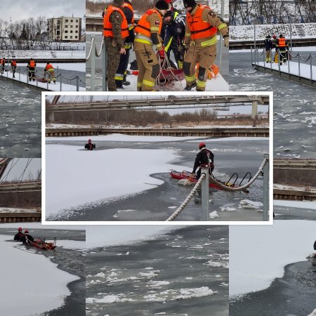 Gotowi na zimowe zagrożenia. Strażacy z Ostrołęki ćwiczyli na Narwi [ZDJĘCIA]