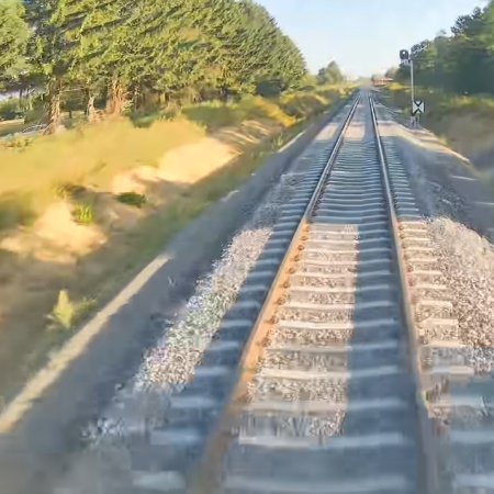 Kolejna niebezpieczna sytuacja na przejeździe kolejowym. "Nieodpowiedzialne" [WIDEO]