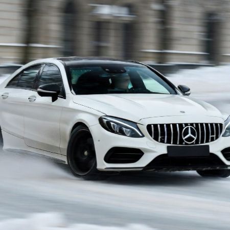 Drift w centrum Ostrołęki! O krok od tragedii, kierowca białego mercedesa uciekł