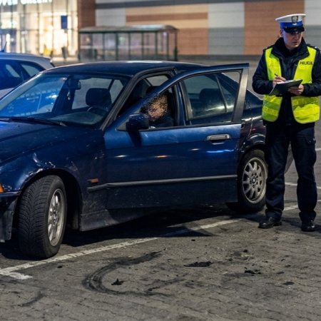 Ostrołęcka policja nie miała litości. „Amator driftu” pod galerią słono zapłaci za swoją brawurę!