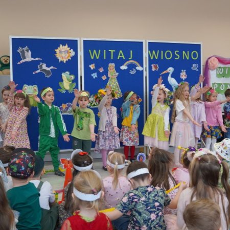 Wiosenne przebieranki w „Krainie Radości”. Dzieci z Przedszkola Miejskiego nr 8 przywitały wiosnę! [ZDJĘCIA, WIDEO]