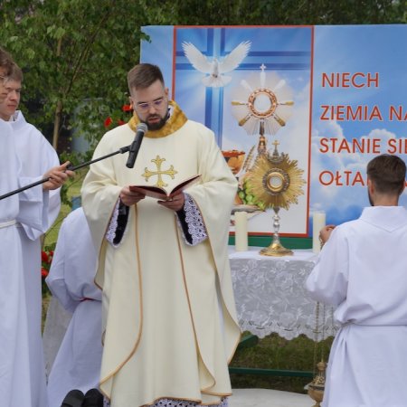 Deszcz nie wystraszył wiernych. Procesja Bożego Ciała w parafii Zbawiciela Świata w Ostrołęce [ZDJĘCIA, WIDEO]