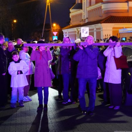Trwa Triduum Paschalne. Droga Krzyżowa ulicami Ostrołęki [ZDJĘCIA, WIDEO]