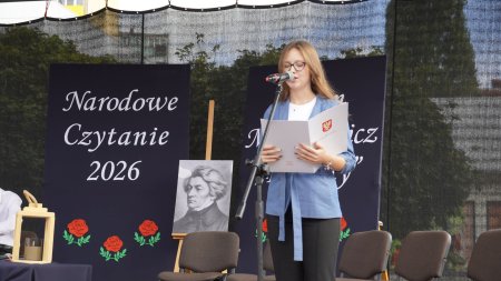 Od przedszkolaków po seniorów. W Ostrołęce odbyło się Narodowe Czytanie „Dziadów” [ZDJĘCIA, WIDEO]
