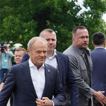 Premier pojechał pociągiem z Ostrołęki. "Wzruszająca chwila" [WIDEO, ZDJĘCIA]