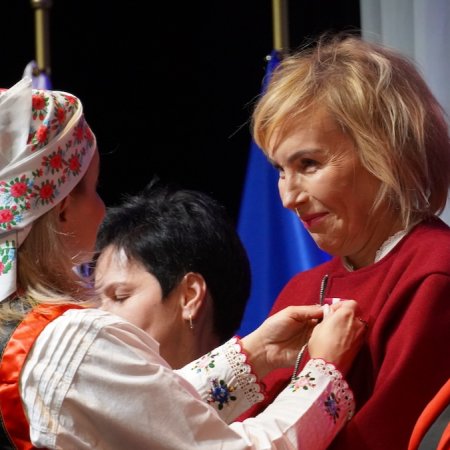 Nauczyciele i pracownicy oświaty z regionu uhonorowani. W Ostrołęce wręczono medale państwowe! [ZDJĘCIA, WIDEO]