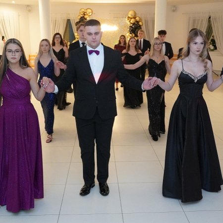 Studniówka 2026. Zabawa uczniów I LO CN-B im. Polskich Spadochroniarzy w Ostrołęce [WIDEO, ZDJĘCIA]