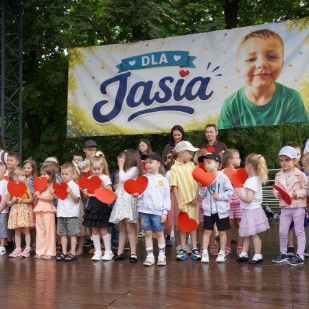 Wielkie serca na Placu Dworcowym. Trwa festyn charytatywny dla małego Jasia z Ostrołęki [WIDEO, ZDJĘCIA]