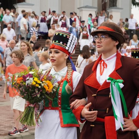 Barwny korowód przeszedł ulicami Kadzidła. Tak wyglądało Wesele Kurpiowskie 2026 [WIDEO, ZDJĘCIA]