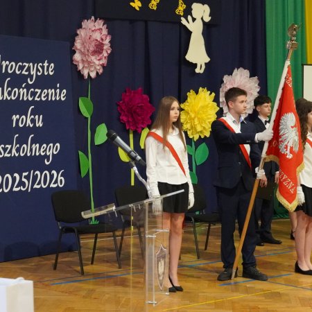 Koniec roku szkolnego w SP nr 6 w Ostrołęce. Pożegnanie absolwentów i nagrody dla najlepszych [ZDJĘCIA, WIDEO]