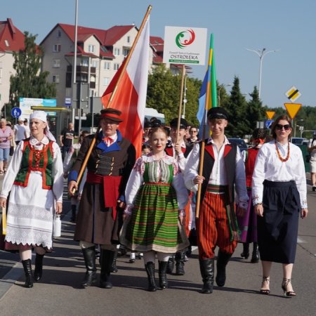 Barwna parada rozpoczęła II Ostrołęckie Spotkania z Folklorem! [ZDJĘCIA, WIDEO]