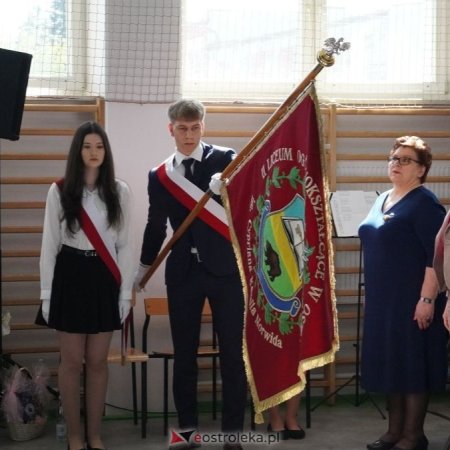 Ostatni dzwonek w “małym ogólniaku”. Maturzyści z II LO w Ostrołęce odebrali świadectwa [WIDEO, ZDJĘCIA]