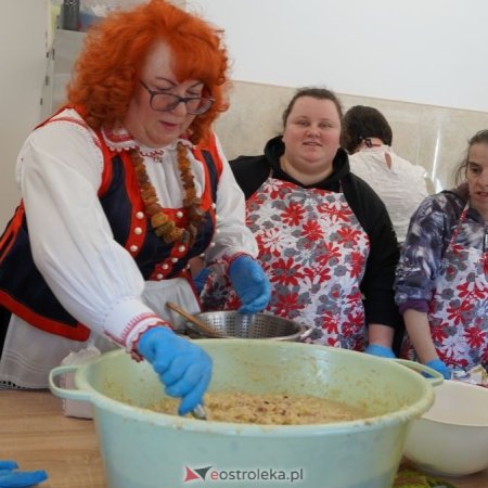 Warsztaty kulinarne z „Kurpianką od kuchni” w ŚDS w Nowej Wsi [ZDJĘCIA, WIDEO]