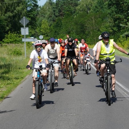 Wakacyjna tradycja trwa. Rowerowy rajd po raz kolejny połączył Ostrołękę i Rzekuń [WIDEO, ZDJĘCIA]