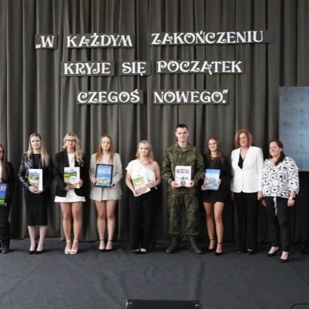 Pożegnanie maturzystów w ZSZ nr 2 w Ostrołęce. Świadectwa rozdane! [ZDJĘCIA, WIDEO]