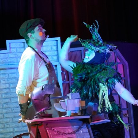 Teatr Bajaderka ze spektaklem "Wszyscy na jednego" w Ostrołęce [ZDJĘCIA, WIDEO]