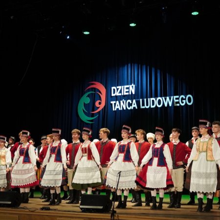 Kolorowo, gwarnie i z przytupem! ZTL Ostrołęka zachwycił podczas Dnia Tańca Ludowego w OCK [ZDJĘCIA, WIDEO]