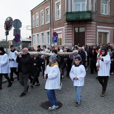 Wielki Tydzień pełen refleksji. Ulicami Ostrołęki przeszła Droga Krzyżowa [WIDEO, ZDJĘCIA]
