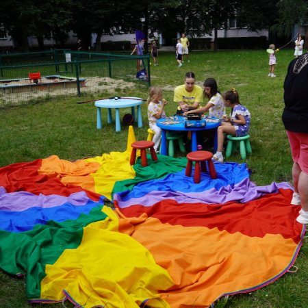 Radosny Świetlicobus przy ul. 11 Listopada. Pogoda nie zepsuła zabawy! [ZDJĘCIA]