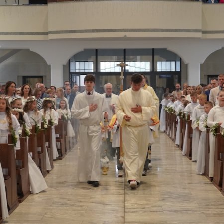 Pierwsza Komunia Święta w parafii pw. św. Franciszka z Asyżu w Ostrołęce [ZDJĘCIA, WIDEO]